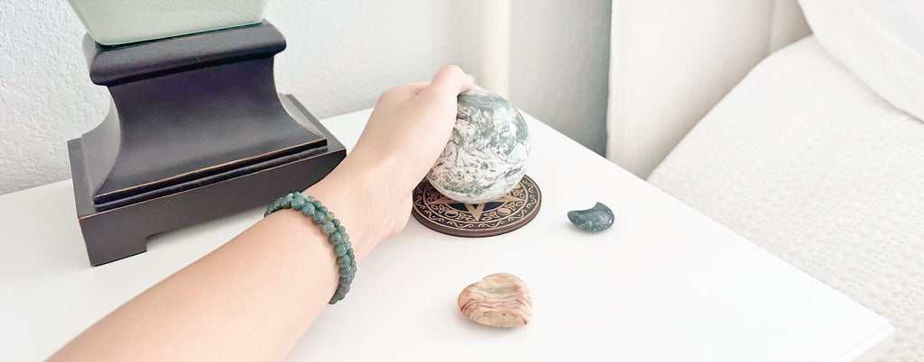 Agate crystal products showcasing colorful bands and natural patterns
