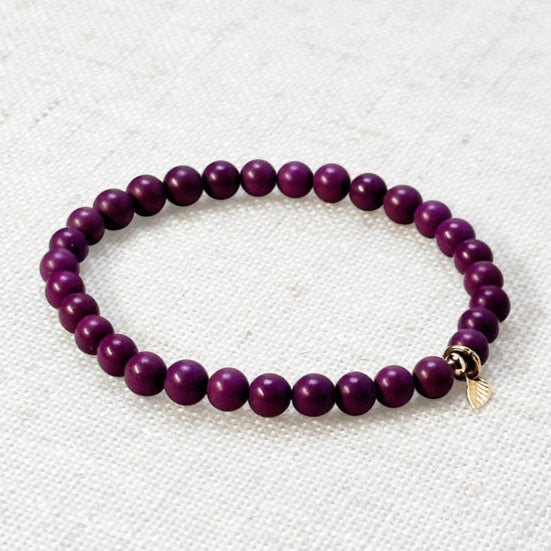 Strengite bracelet with golden leaf charm, 6mm purple beads